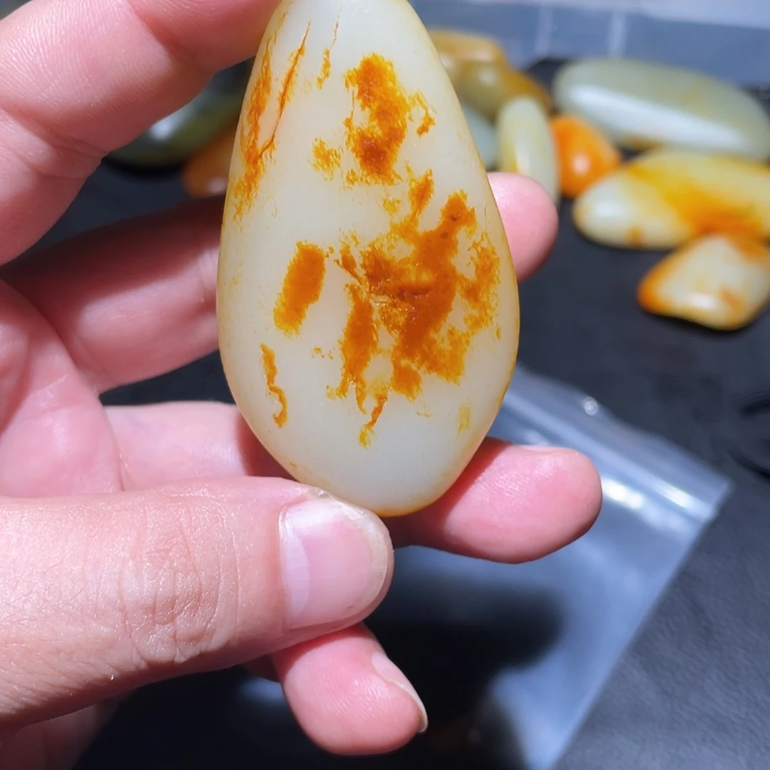 吊坠(赠链)未镶嵌和田玉（糖玉）