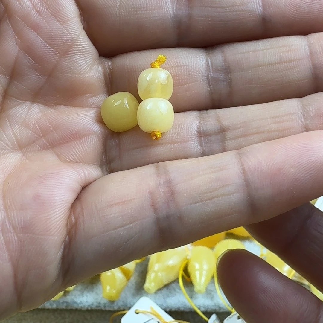 小***雨蜜蜡未镶嵌裸石23杂
