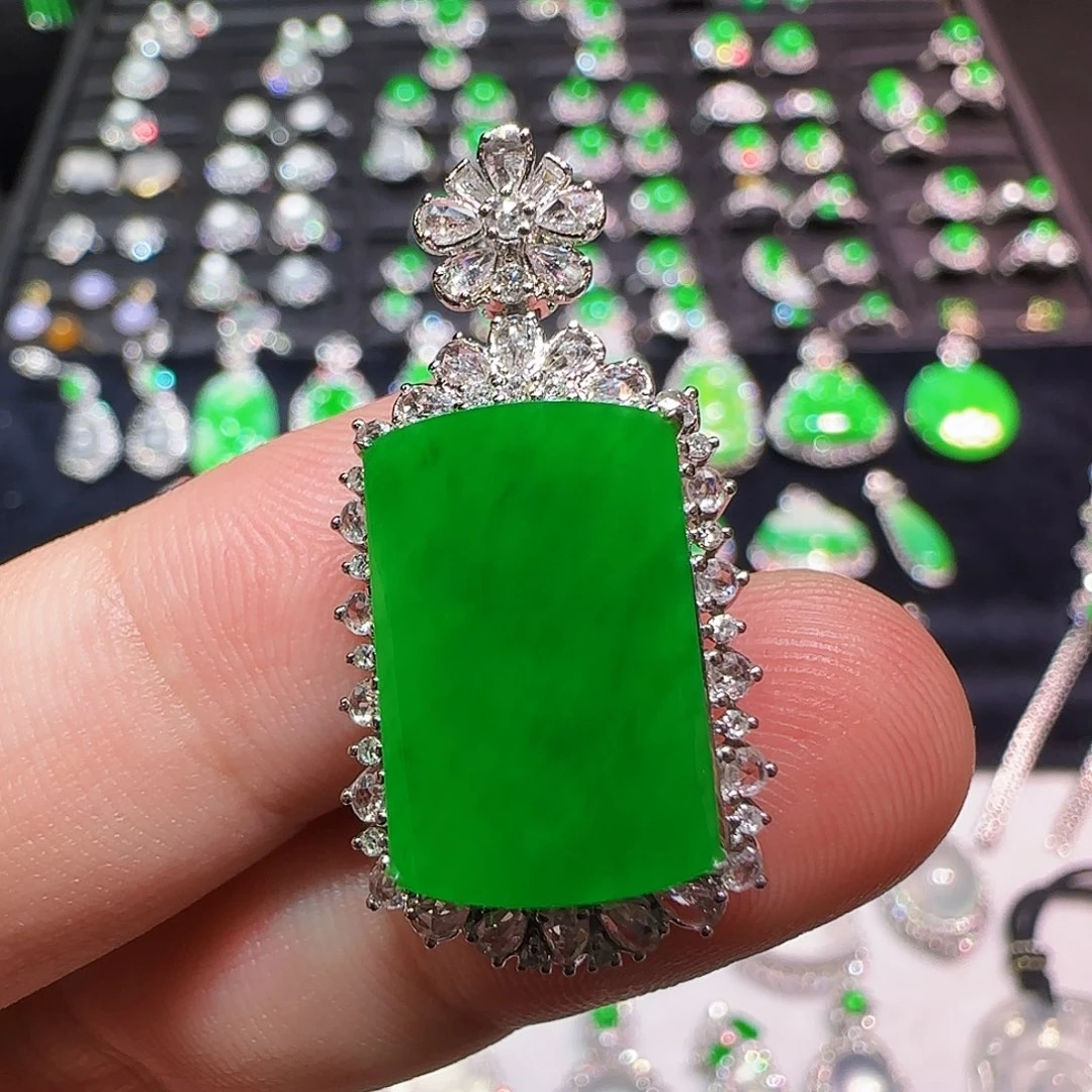 翡翠18K金镶嵌颈饰吊坠