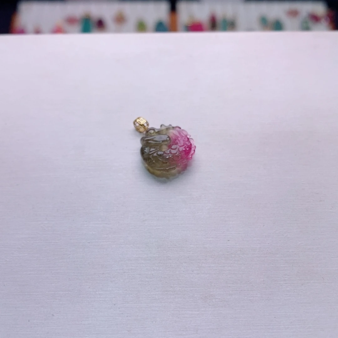 18K金镶嵌龙扣吊坠m碧玺