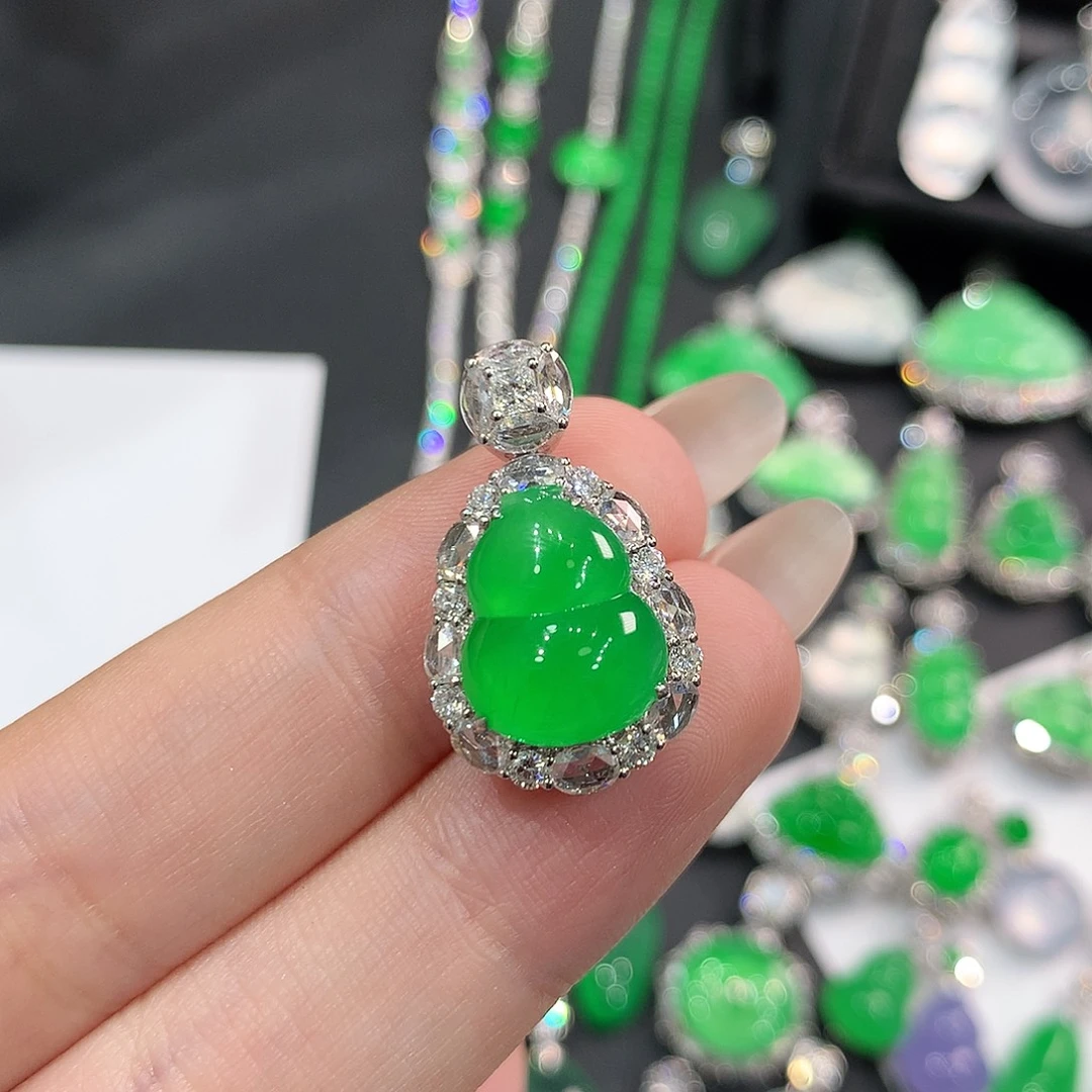 w***9翡翠18K金镶嵌颈饰小高冰阳绿葫芦 48小时鉴赏期