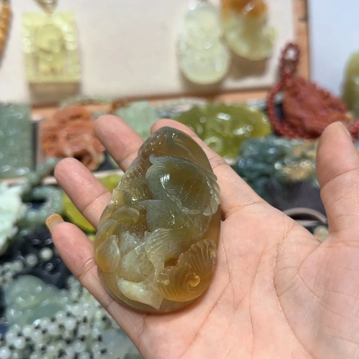 未镶嵌蛇纹石玉吊坠小****