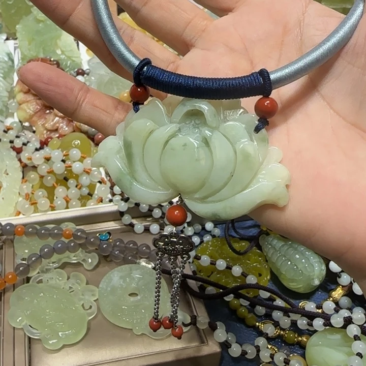 蛇纹石玉吊坠未镶嵌