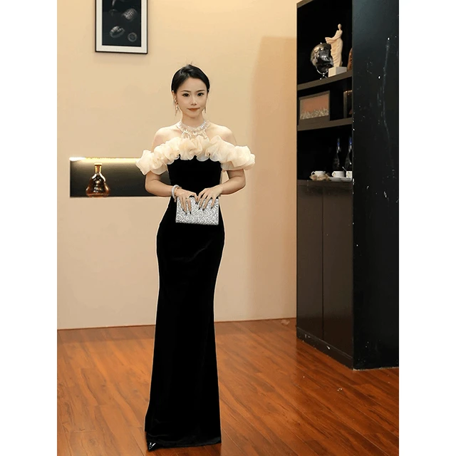 宴会挂脖露肩连衣裙女2025夏季轻奢御姐新款小黑裙大方得体的裙子