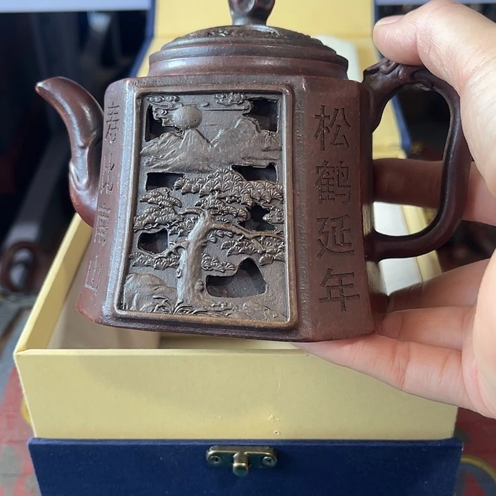 茶壶紫砂原矿泥料手工制作的一把紫砂壶。