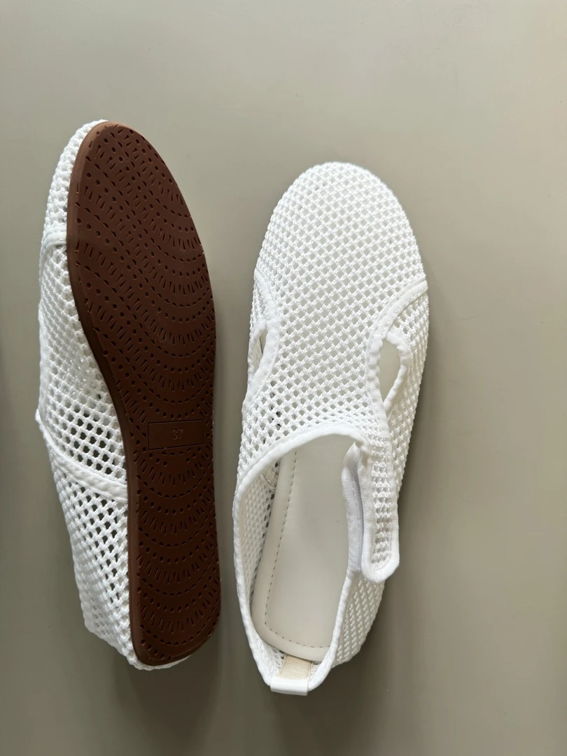 镂空魔术贴设计的芭蕾鞋