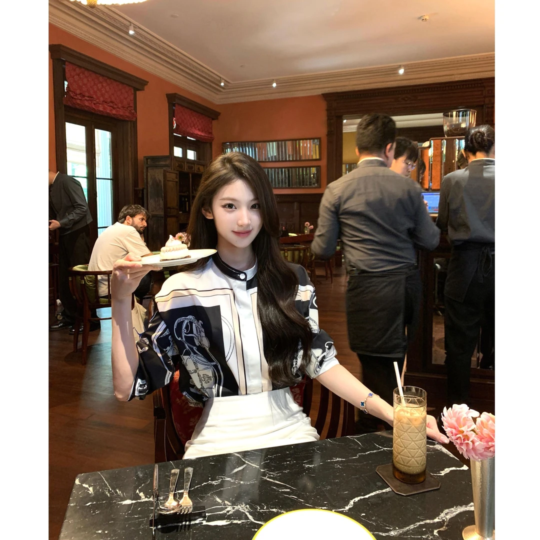 韩系气质女神2025夏季新款松弛感老钱风印花衬衫上衣配短裙两件套