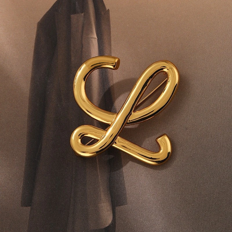 铜合金亚克力胸针 欧美时尚字母胸针高端小众轻奢精致气质