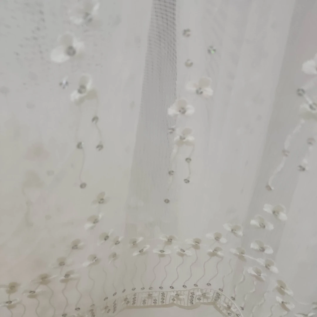 2057白色纱帘宽7.42米高2.72米