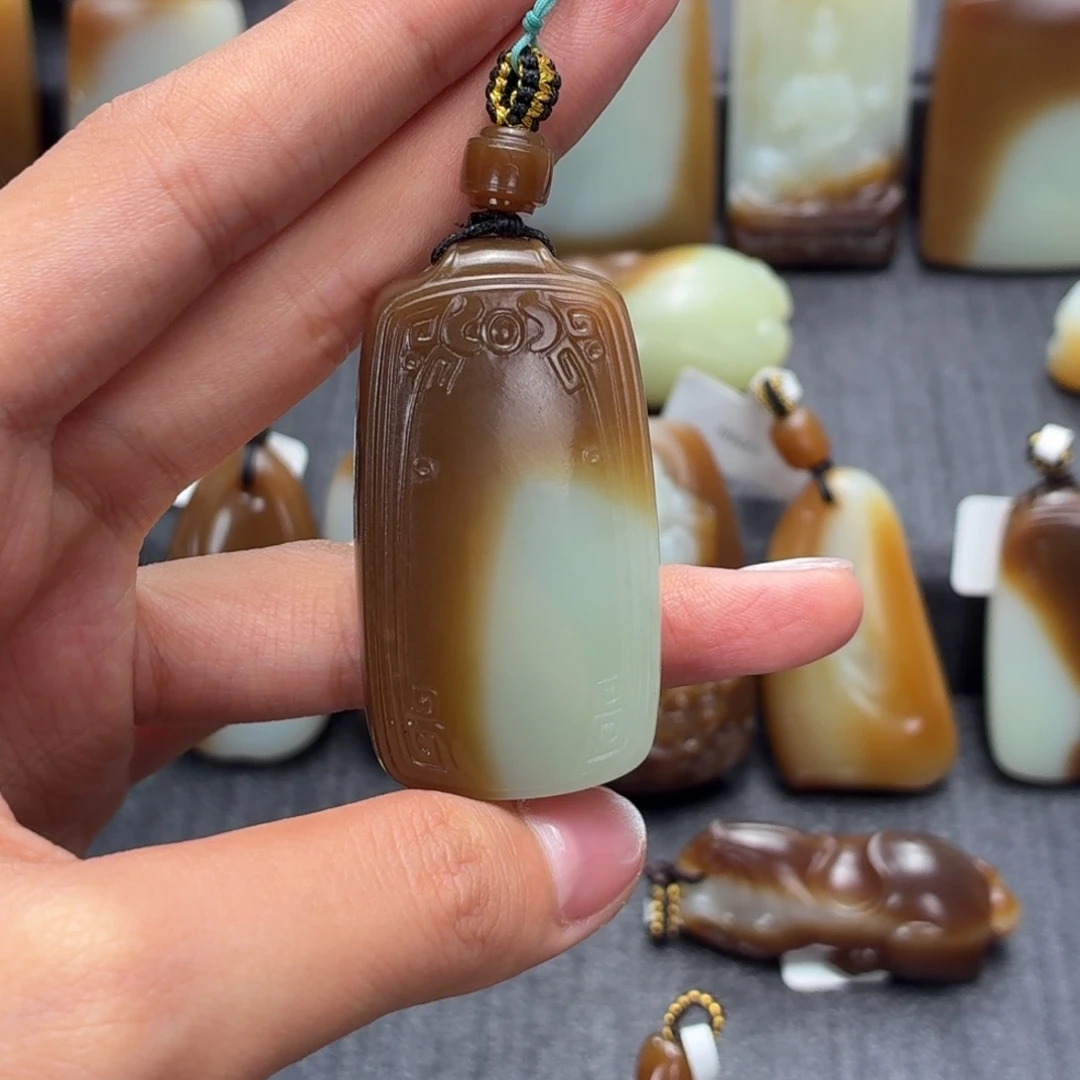 桃****颈饰未镶嵌和田玉