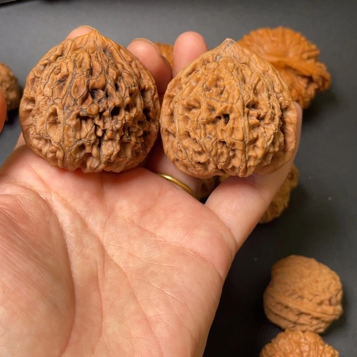 一***光桃核吊坠水龙纹大黑蛋