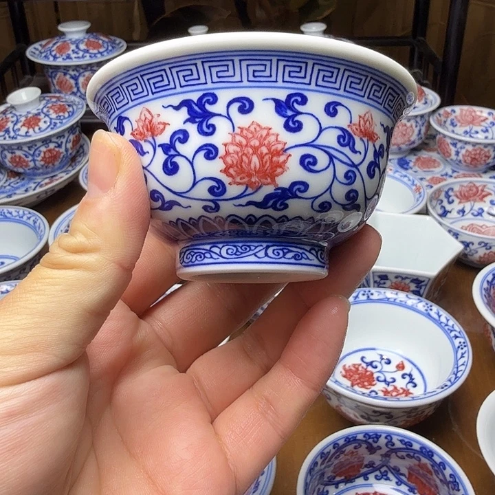 青花釉里红缠枝莲压手杯