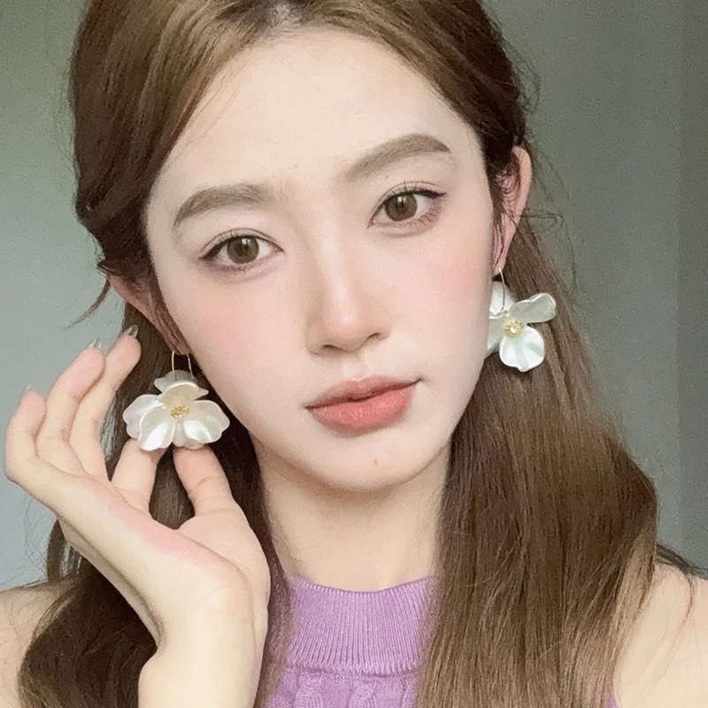 oushipei/欧诗佩 铜合金亚克力耳饰 复古镶钻白色花朵耳环耳饰女