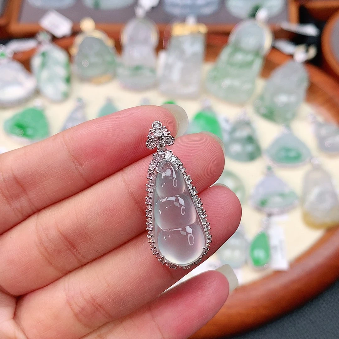 颈饰18K金镶嵌翡翠福豆