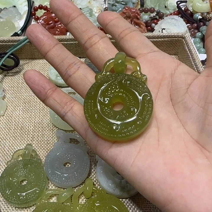蛇纹石玉吊坠未镶嵌昭**愿