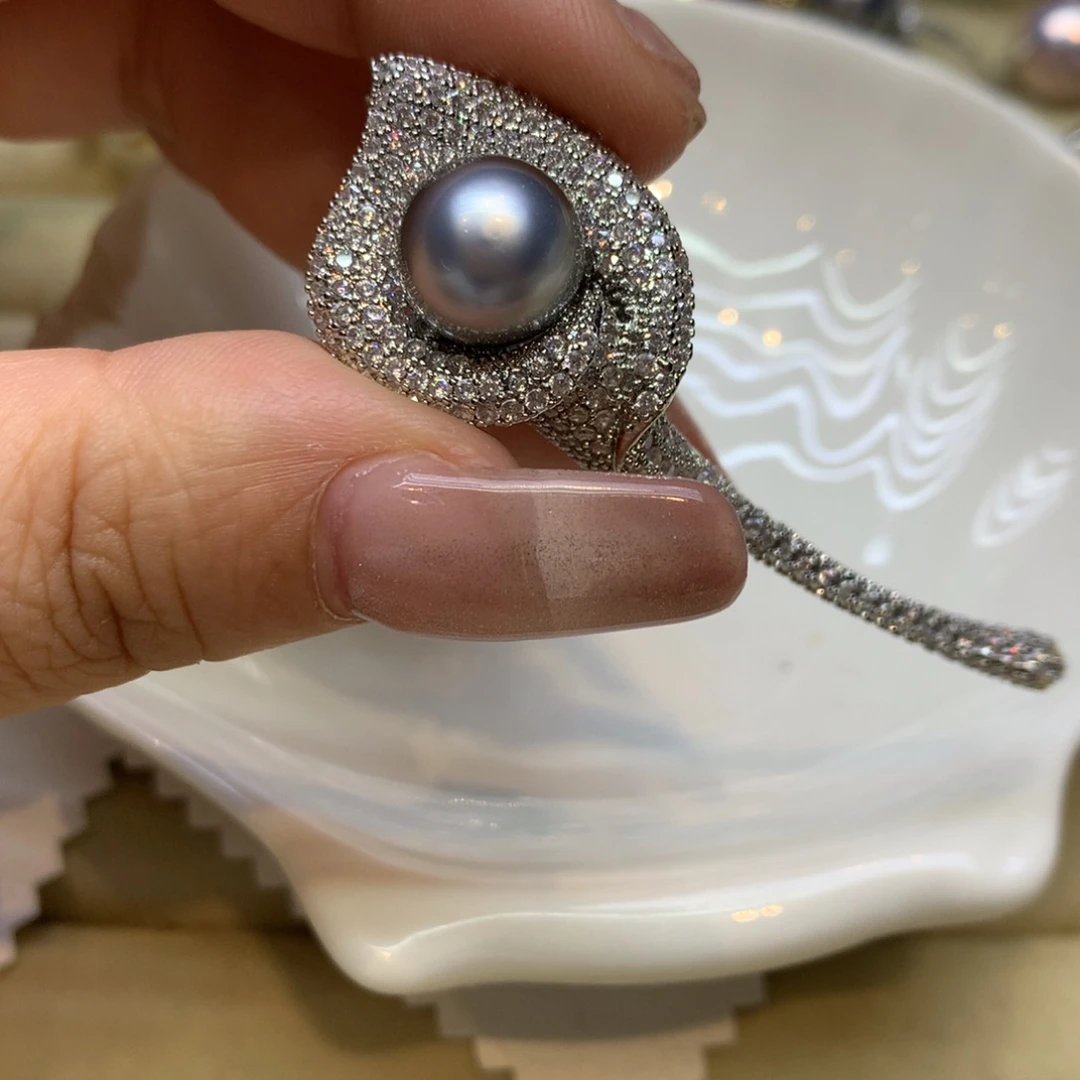 未镶嵌胸饰海水珍珠