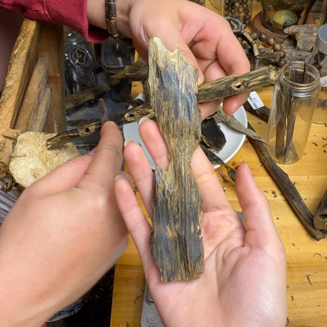 沉香手把件张勺子品种块料22克