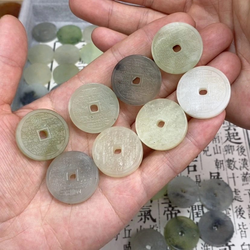 【闪购商品】岫玉未镶嵌颈饰浮*欢岫玉山鬼花钱吊坠