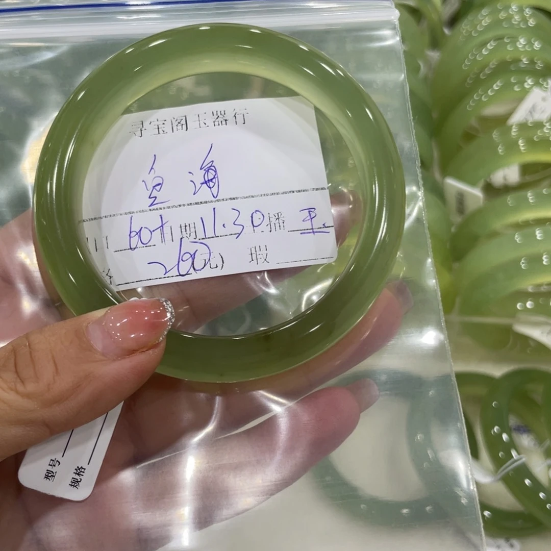 未镶嵌蛇纹石玉颈饰?*