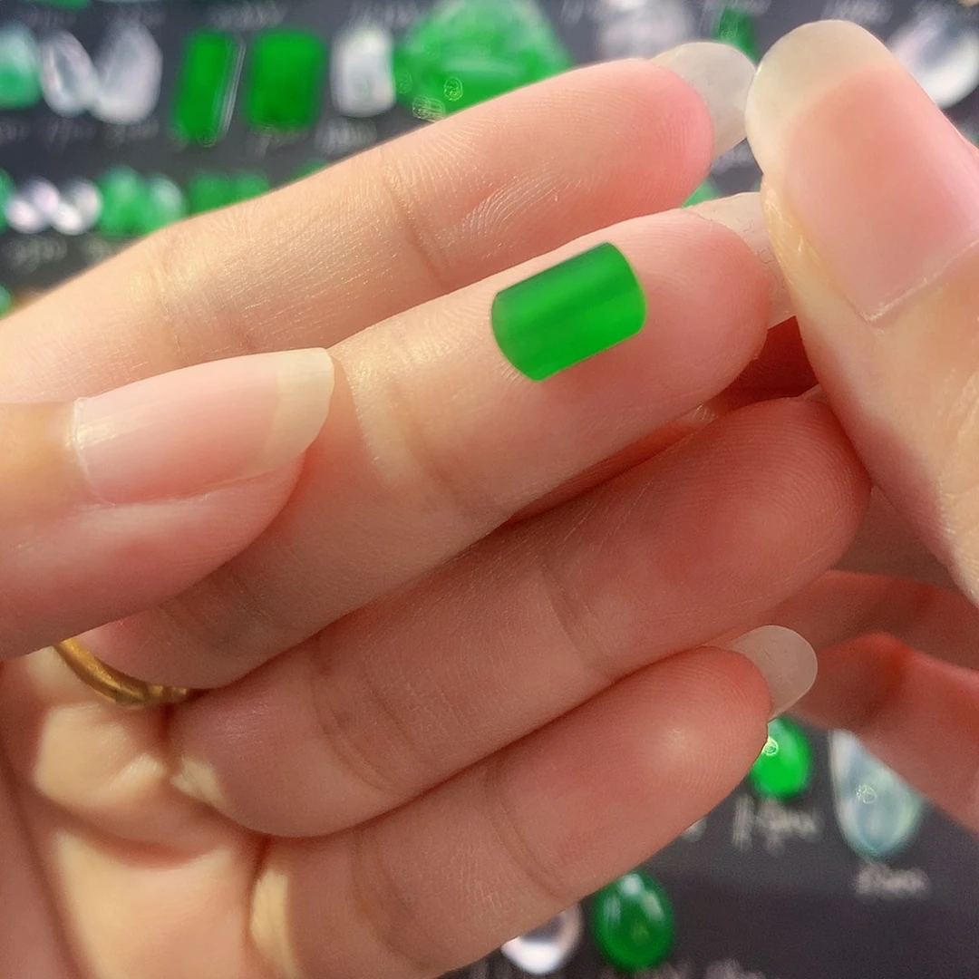 【闪购商品】翡翠未镶嵌颈饰绿马鞍