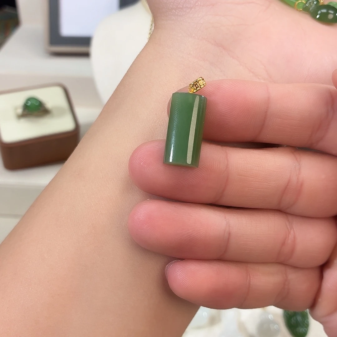 和田玉18K金镶嵌颈饰