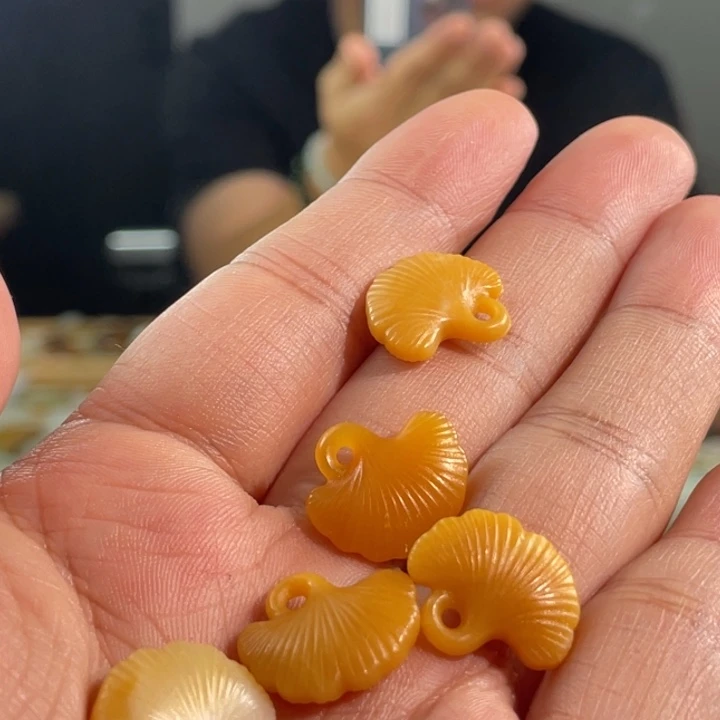 石英质玉未镶嵌颈饰缅黄拍一发一