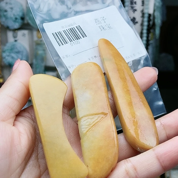 颈饰足铂镶嵌翡翠翡翠