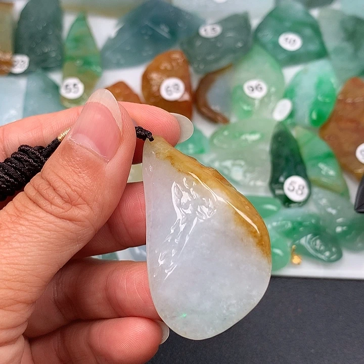 翡翠未镶嵌颈饰随型