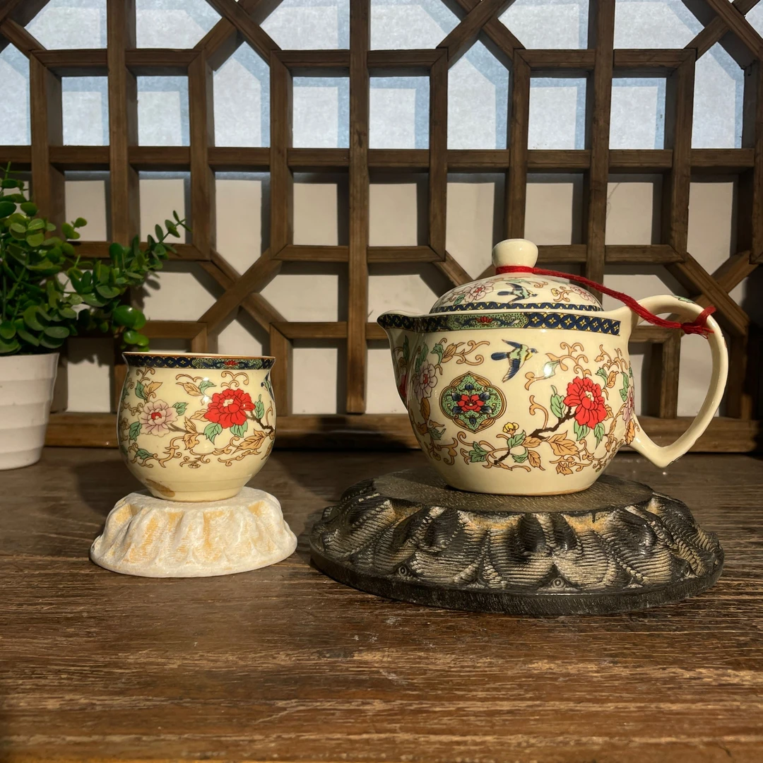 青石精美茶具垫座，黑色莲花纹底座，搭配精美茶杯托盘。