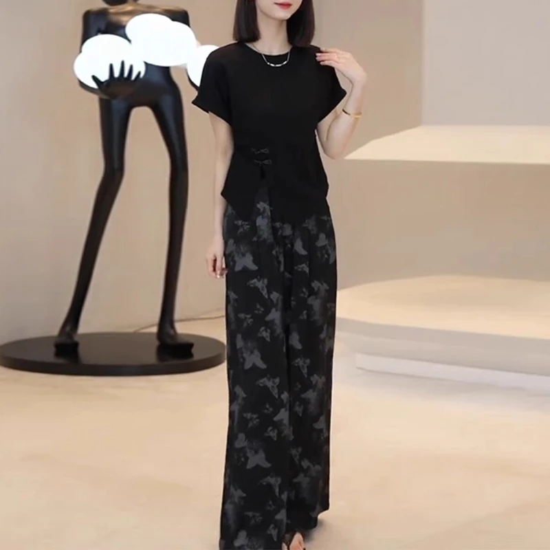 夏季时尚套装女2025新款简约盘扣设计短袖T恤印花阔腿裤两件套潮