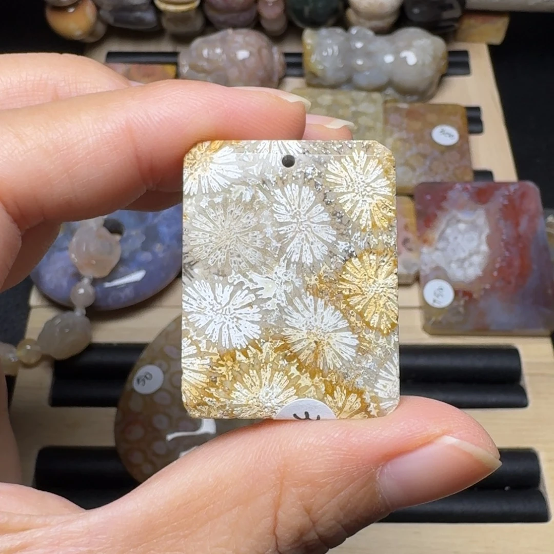 硅化玉未镶嵌带骨骼的黄白皮花