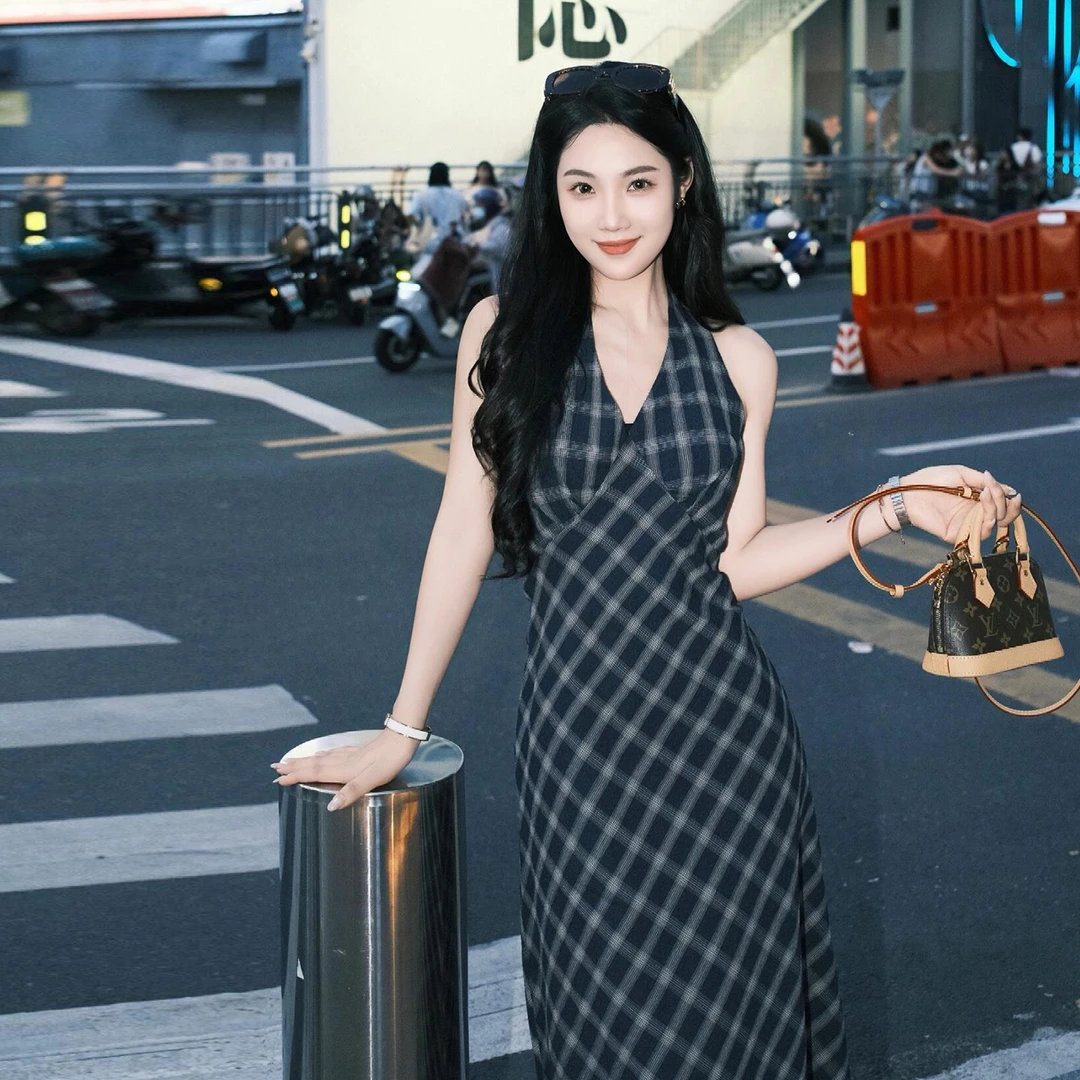 海边度假高级格子露背挂脖蓝色连衣裙子女夏2025新款流行长裙5012