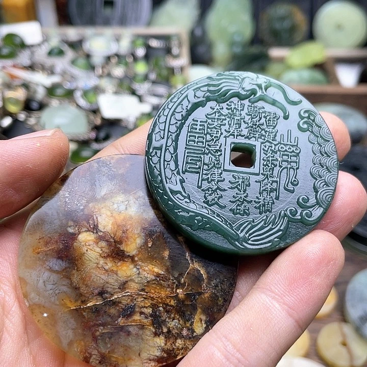 蛇纹石玉挂件未镶嵌被****?