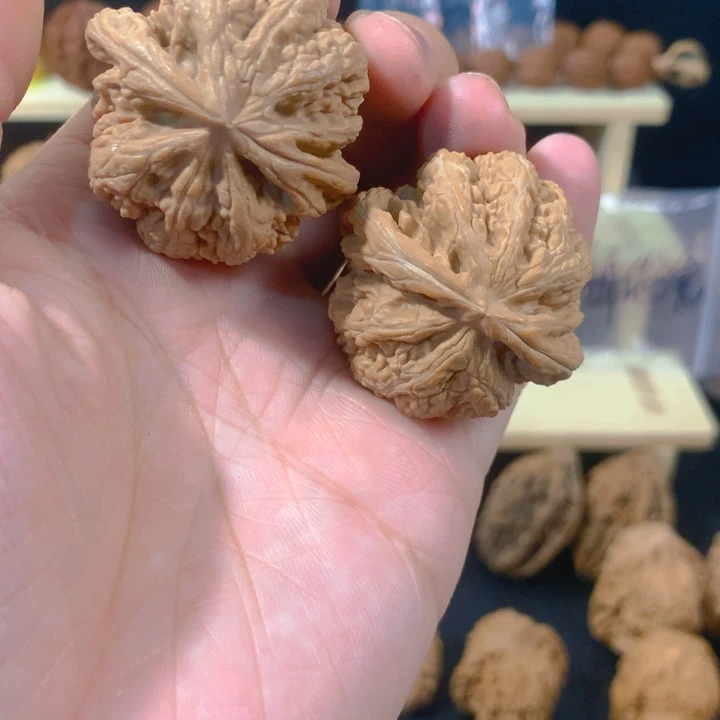 大***齐吊坠文玩核桃球筋