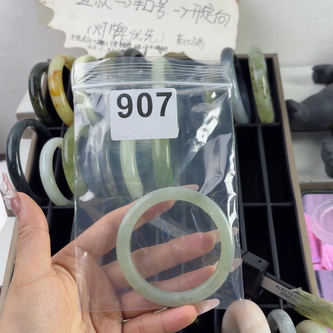 蛇纹石玉未镶嵌手镯从****人