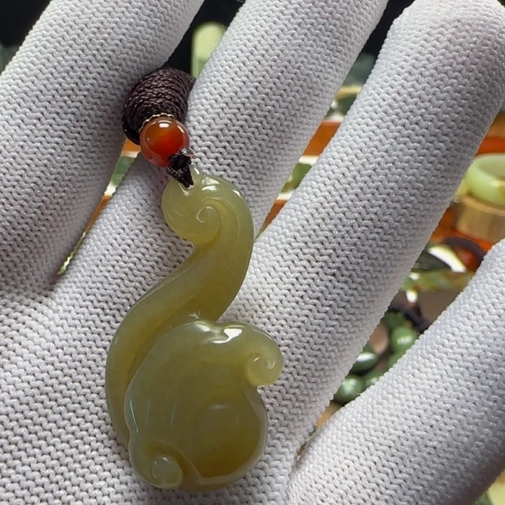 颈饰未镶嵌岫岩老玉（透闪石质玉）