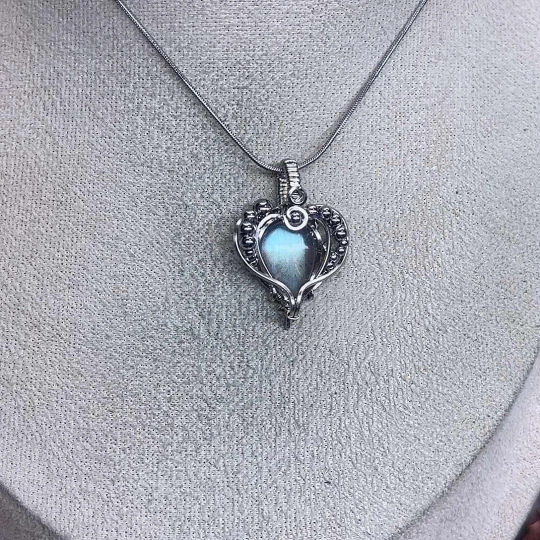 编织品透体爱心吊坠