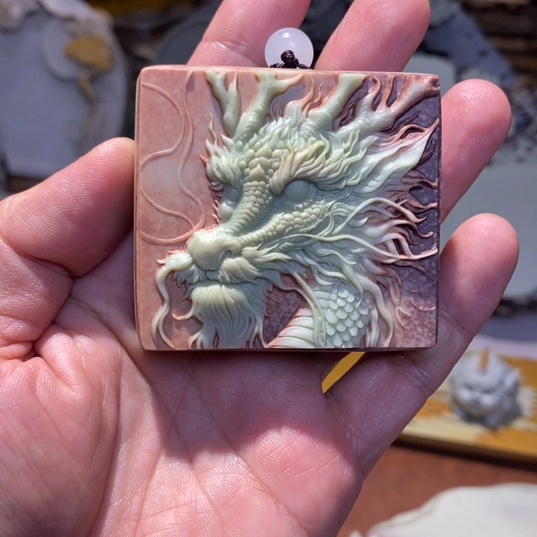 用****0紫袍玉带石龙盘手把件作品