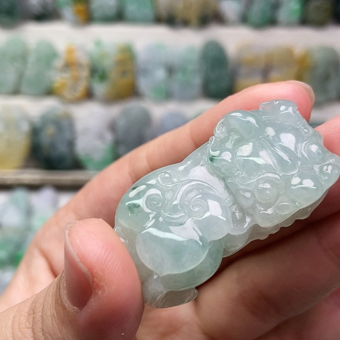 翡翠未镶嵌吊坠(赠链)