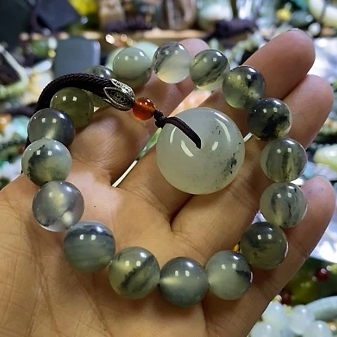 岫玉未镶嵌颈饰一套