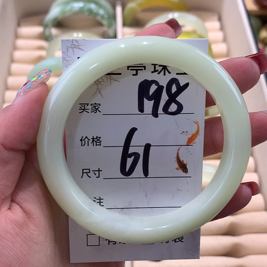 【闪购商品】蛇纹石玉手镯未镶嵌可*?