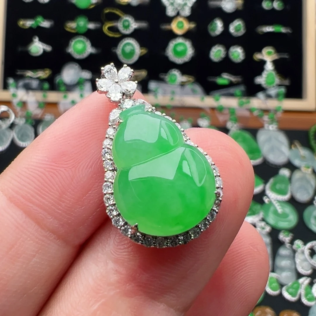 颈饰18K金镶嵌翡翠葫芦16.2