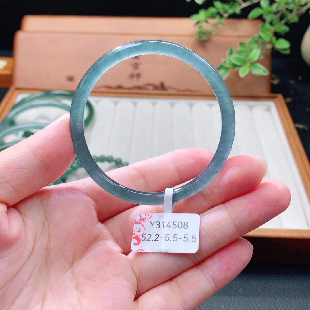 翡翠未镶嵌手镯（圆镯）