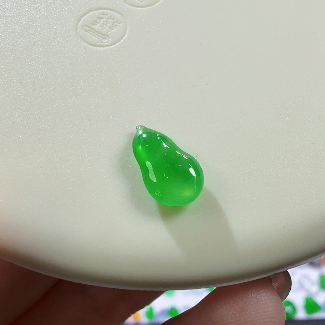 翡翠未镶嵌颈饰葫芦