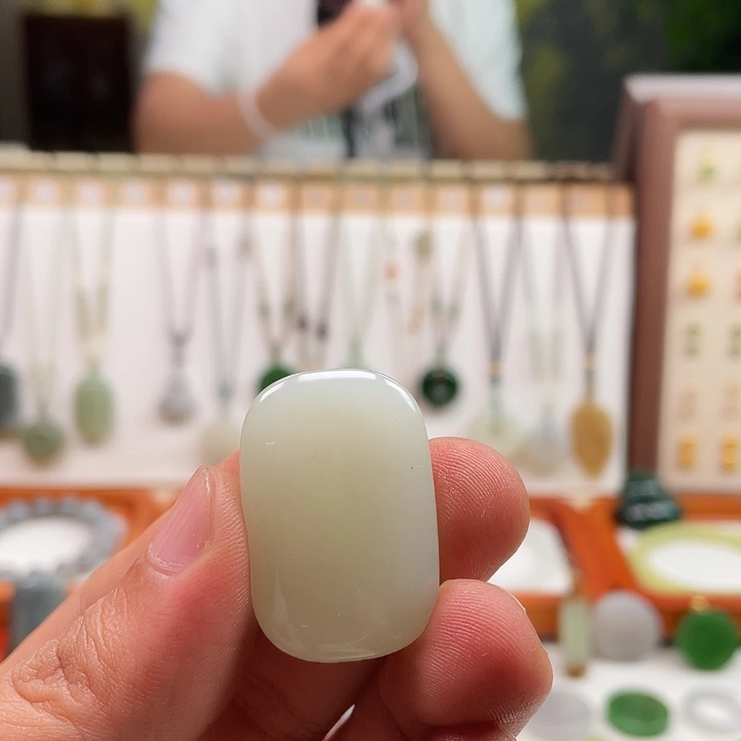 蓉***蓉和田玉未镶嵌颈饰