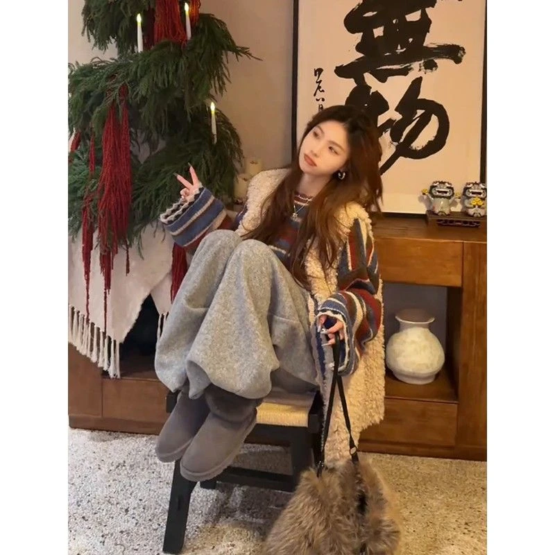 秋冬流行穿搭一整套2025新款时髦外套条纹针织衫搭配休闲裤三件套