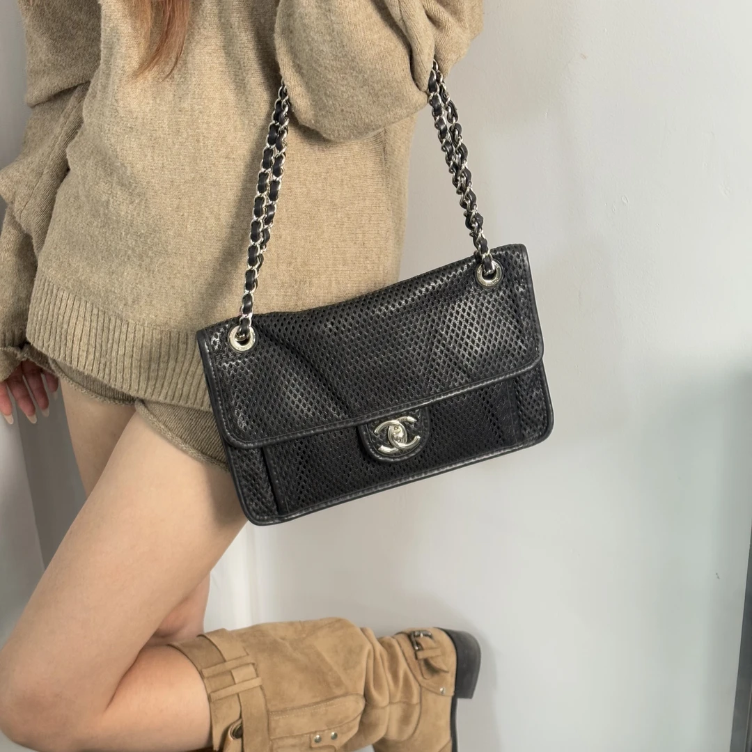 95新 Chanel/香奈儿 黑银镂空cf单肩斜挎包xq