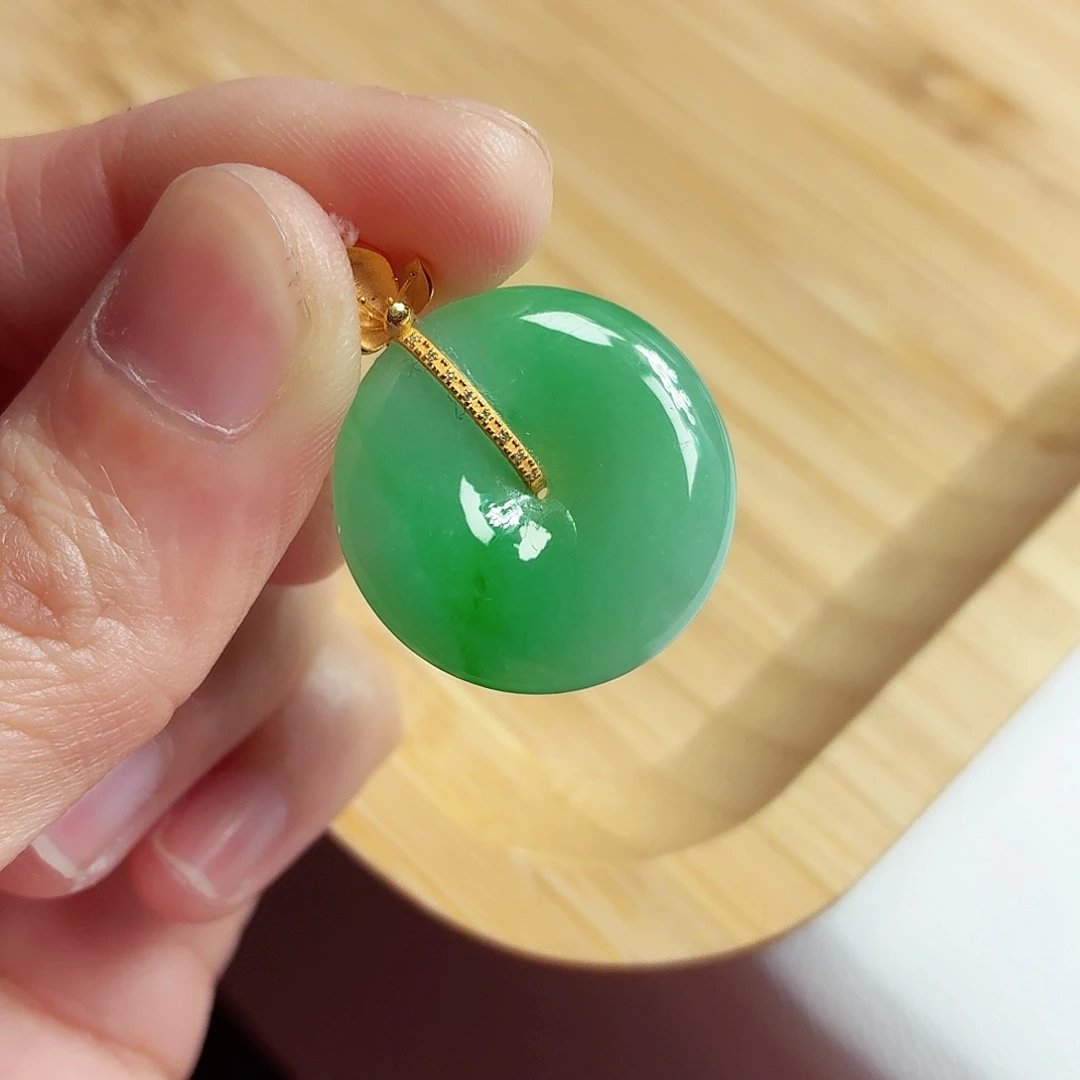 翡翠18K金镶嵌颈饰平安扣