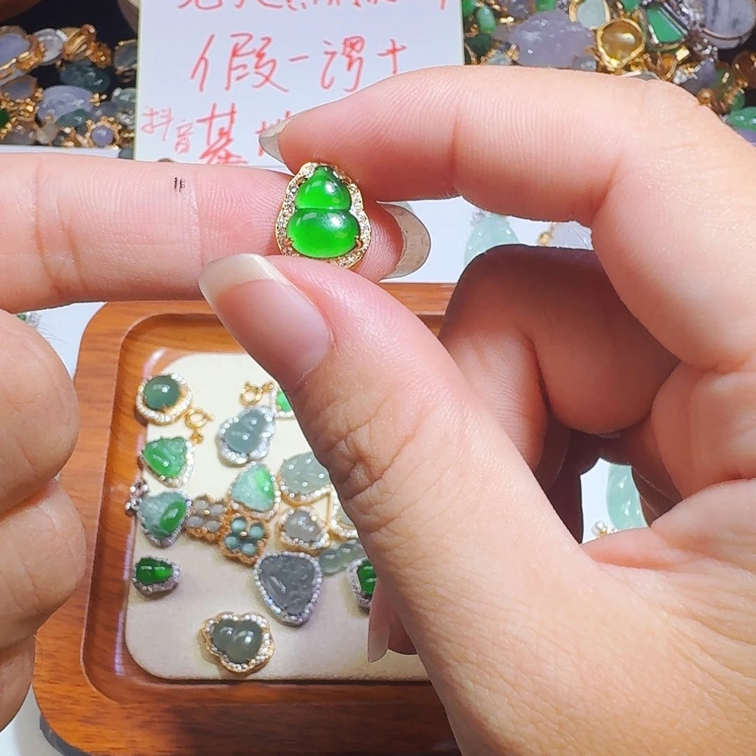潘***~翡翠18K金镶嵌颈饰
