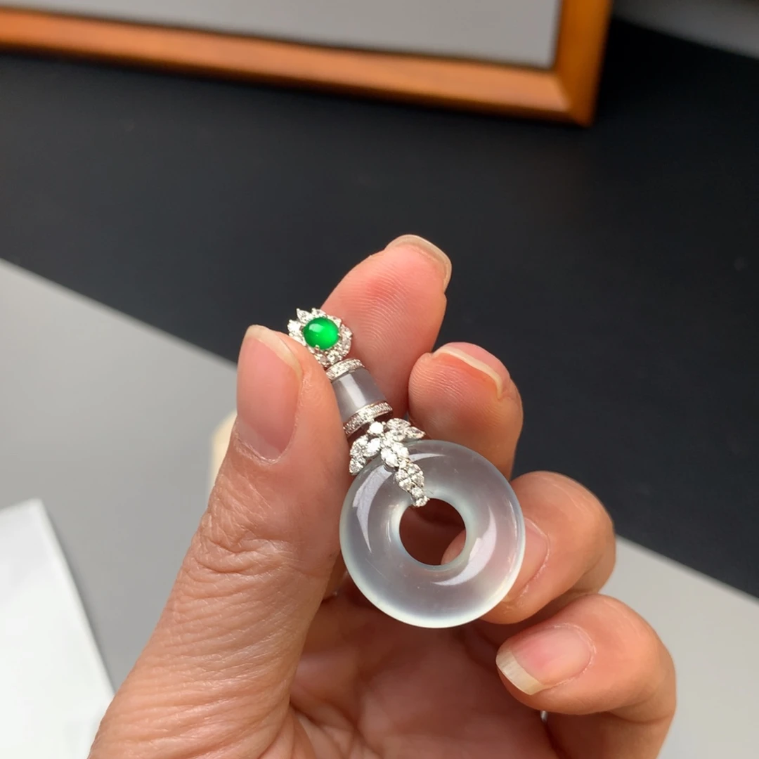 翡翠颈饰18K金镶嵌天然缅甸翡翠吊坠